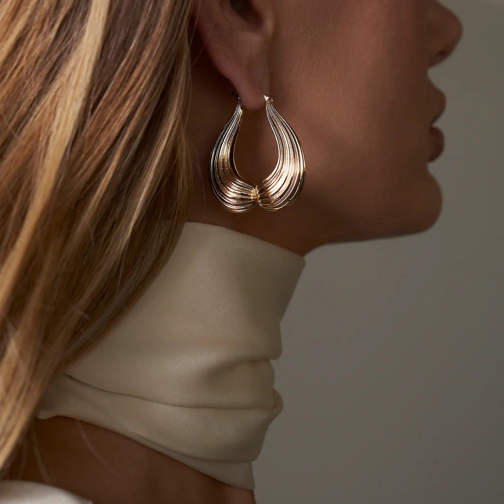 Exaggerated Peach Heart-shaped Earrings - Niza Noir